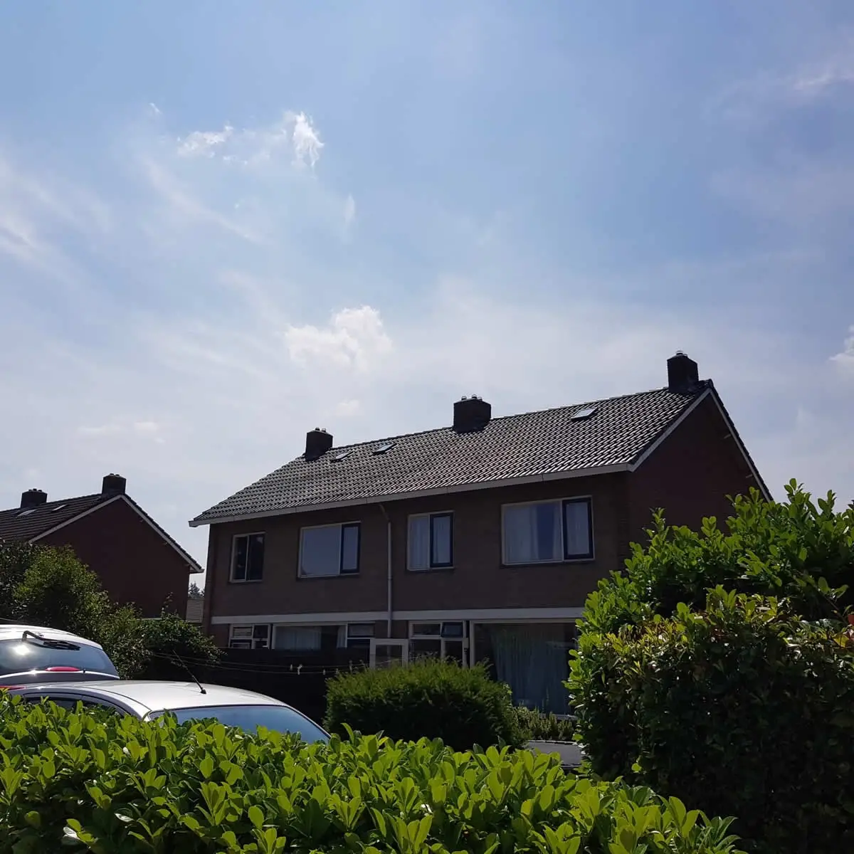 Dakpannen reinigen en coaten  in harderwijk voor woningcooperatie UWOON