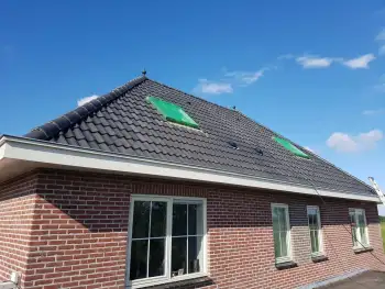 In De Knipe een vrijstaande woning voorzien van zwarte dakcoating.