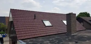 Professionele dakreiniging voorafgaand aan aanbrengen rode coating