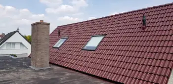 Boeidelen en goten netjes afgeschermd tijdens dakcoating project