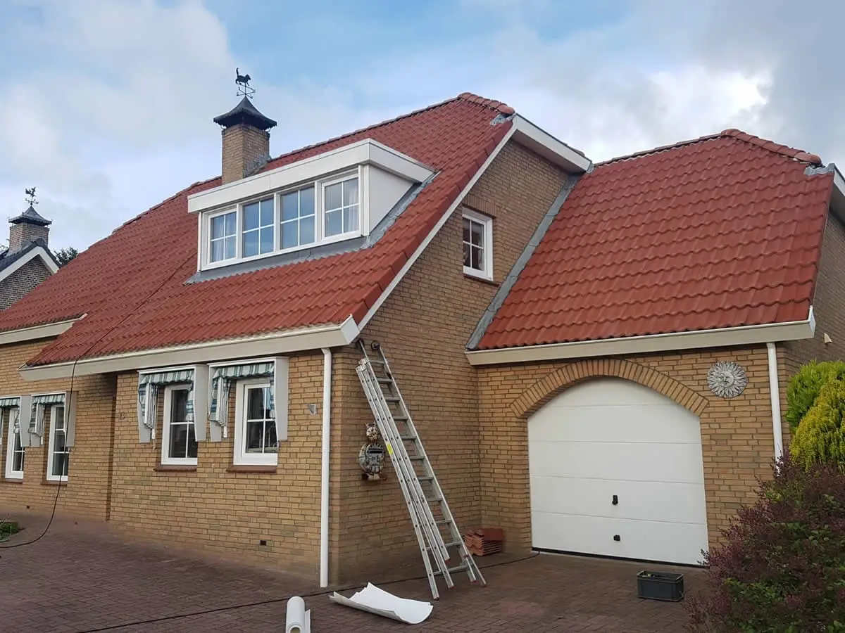 Muntendam een woning voorzien van rode dakcoating