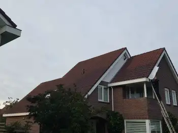Dieprode dakcoating met Disboroof 408 op betonnen dakpannen in Nieuw-Buinen