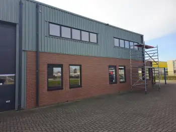 Velgsib - bedrijfspand coaten in Stadskanaal doormiddel van coating op de gevel spuiten.