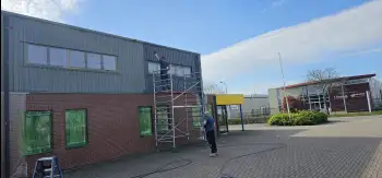 Velgsib - bedrijfspand coaten in Stadskanaal doormiddel van coating op de gevel spuiten.