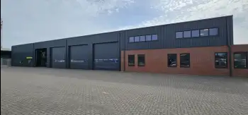 Velgsib - bedrijfspand coaten in Stadskanaal doormiddel van coating op de gevel spuiten.