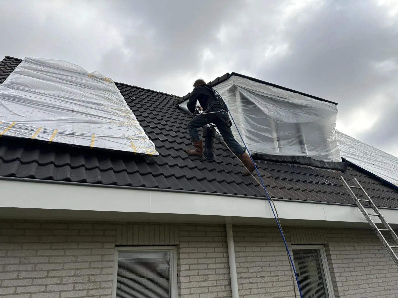 Nieuwe dakcoating voor betonpannen in Stadskanaal – Duurzaam, betaalbaar en snel aangebracht!
